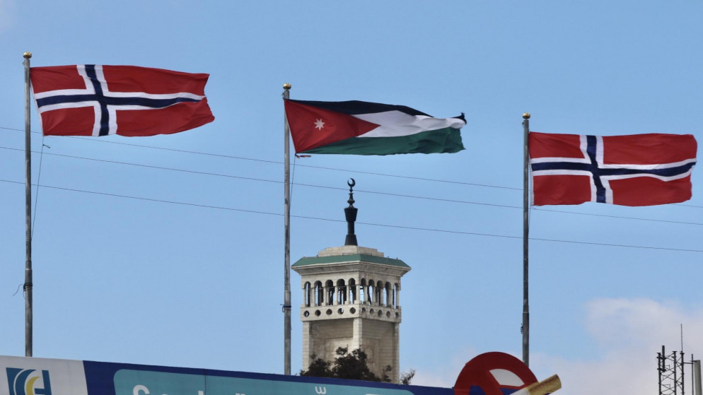 أعلام الأردن والنرويج في العاصمة عمّان. (صلاح ملكاوي / المملكة)