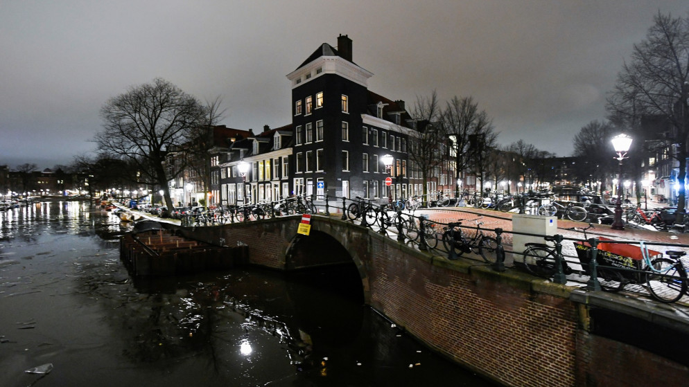 مدينة أمستردام أثناء حظر تجول ليلي بسبب للحد من جائحة كورونا، هولندا، 16 شباط/فبراير 2021. (رويترز / بيروشكا فان دي وو)