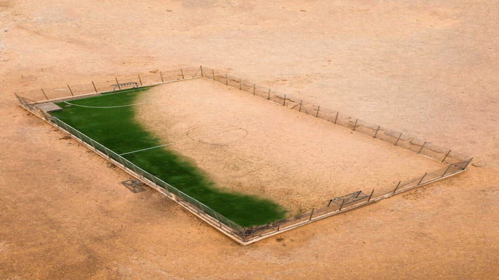 ملعب تغطيه الرمال في قرية الحميمة في لواء القويرة في محافظة العقبة جنوبي الأردن. (الاتحاد الآسيوي لكرة القدم)