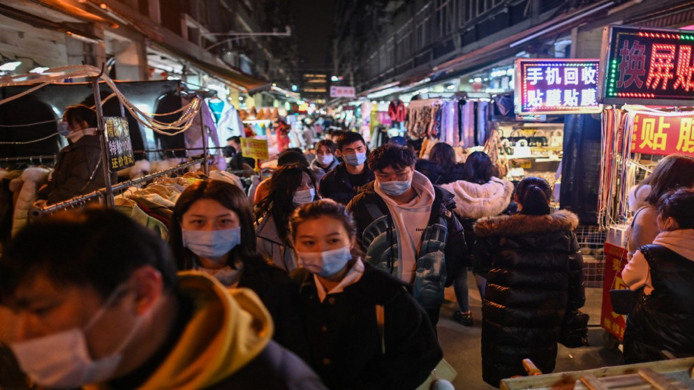 أشخاص يتجولون في سوق في ووهان بمقاطعة هوبي بوسط الصين 5 شباط/فبراير 2021. (أ ف ب)