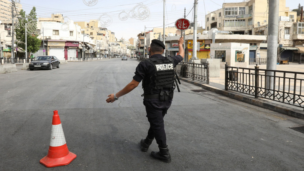 نقطة إغلاق قرب المسجد الحسيني في وسط مدينة عمان، 9 تشرين الأول/أكتوبر 2020. (محمد حامد/ رويترز)