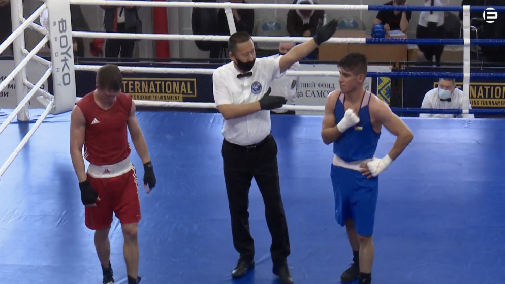 لحظة فوز الملاكم زياد عشيش على الملاكم الأوكراني ياروسلاف ساموفالوف. (اللجنة الأولمبية الأردنية)
