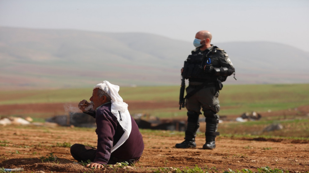 فلسطيني من تجمع حمصة في الأغوار يتشبث بأرضه رغم هدم الاحتلال للتجمع للمرة الرابعة. (وفا)