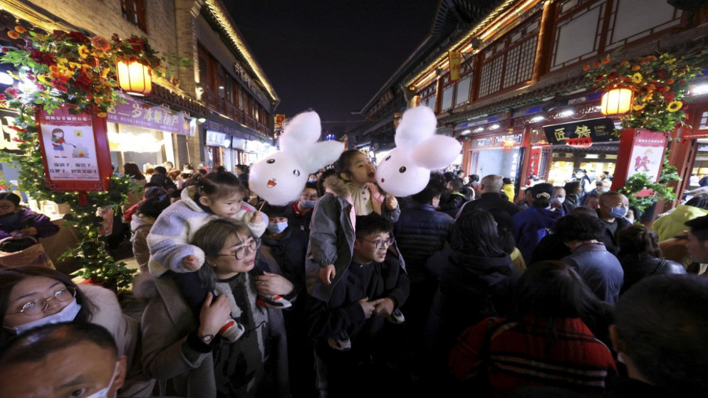 الناس يسيرون في شارع تجاري خلال مهرجان الفوانيس الذي يصادف نهاية احتفالات السنة القمرية الجديدة في تاييوان بمقاطعة شانشي شمالي الصين .26 فبراير 2021.(أ ف ب)