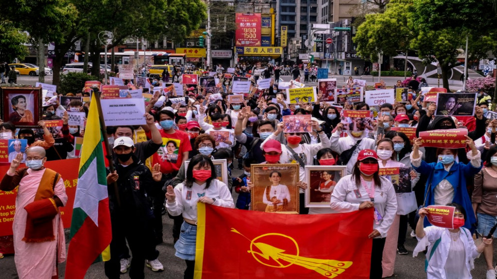 أشخاص من ميانمار يعيشون في تايوان يحتجون على الانقلاب العسكري في وطنهم في جامعة تايوان الوطنية في تايبيه، 28 شباط/ فبراير 2021. (أ ف ب)
