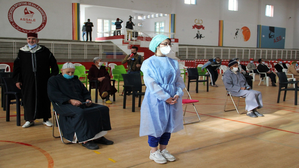 أشخاص ينتظرون تلقي لقاح COVID-19، خلال حملة التطعيم الوطنية ضد الفيروس، في سلا ، المغرب ، 29 شباط/ يناير 2021. (رويترز)