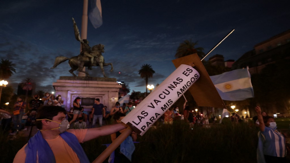 احتجاج على حكومة الرئيس ألبرتو فرنانديز بعد فضيحة تجاوز الدور بإعطاء لقاح فيروس كورونا.الأرجنتين . 27 فبراير 2021. (أ ف ب).