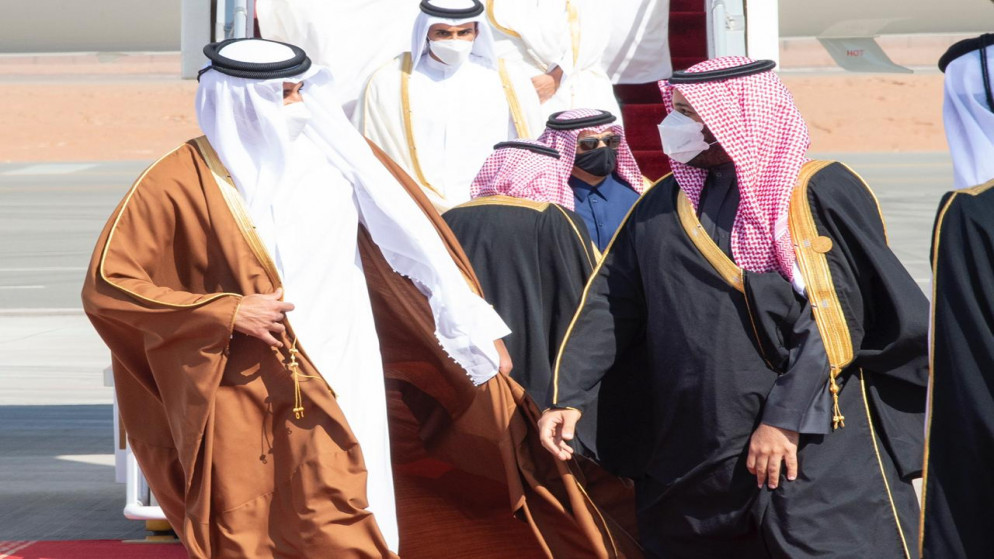 صورة أرشيفية لولي العهد السعودي الأمير محمد بن سلمان (يمين) لدى استقبال أمير قطر الشيخ تميم بن حمد آل ثاني في مطار العلا في السعودية. (واس)