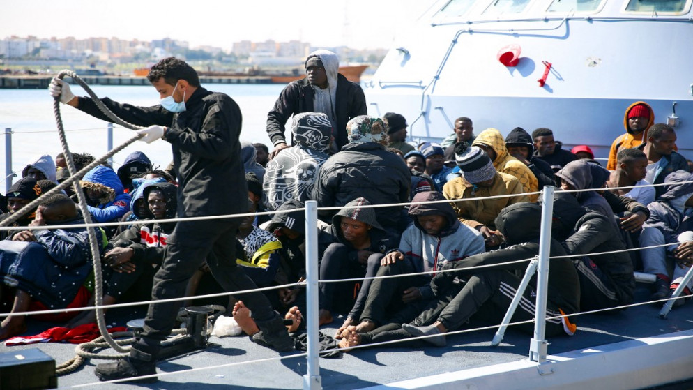 مهاجرون على مركب جرى إنقاذهم في البحر الأبيض المتوسط. (أ ف ب)