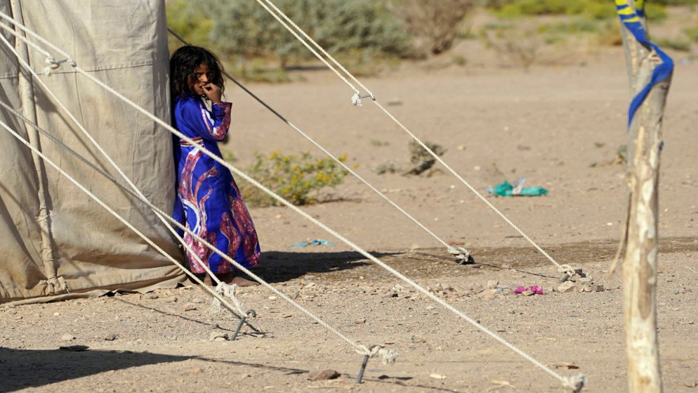 طفلة يمنية في مخيم للنازخين شمالي مدينة مأرب. (أ ف ب)