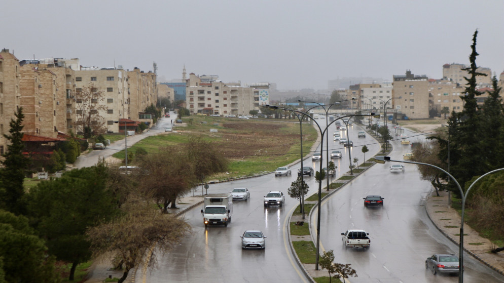 شارع رئيسي في مدينة عمّان خلال يوم ماطر. (صلاح ملكاوي / المملكة)