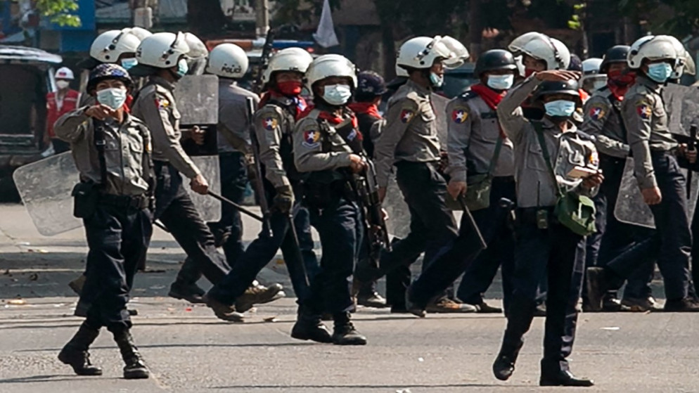 قوات الأمن تقمع المتظاهرين ضد الانقلاب العسكري في يانغون .28 فبراير 2021.(أ  ف ب)