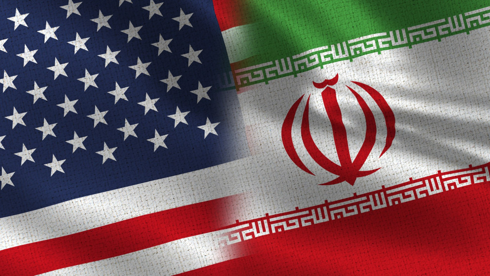 علما الولايات المتحدى الأميركية (يسار) والجمهورية الإيرانية. (shutterstock)