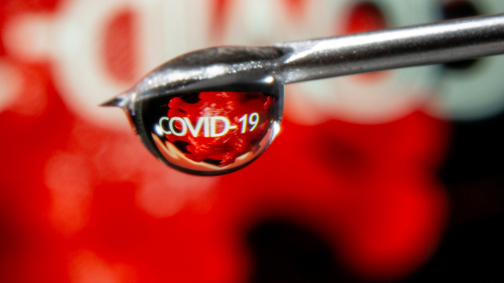 انعكاس كلمة "COVID-19" في قطرة حقنة، 9 تشرين الثاني/نوفمبر 2020. (دودو روفيتش/ رويترز)