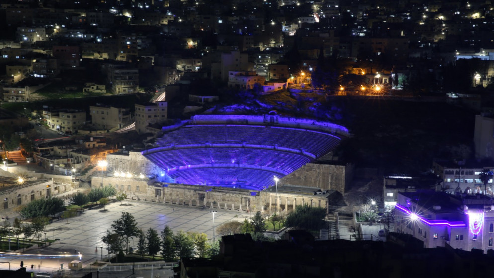 إضاءة المدرج الروماني بمناسبة يوم مدينة عمّان الذي تقرر يوم 2 آذار/مارس من كل عام. (أمانة عمّان)