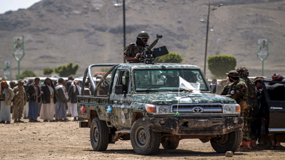 مقاتل مع الحوثيين يمسك سلاحا فوق مركبة في صنعاء. (أ ف ب)
