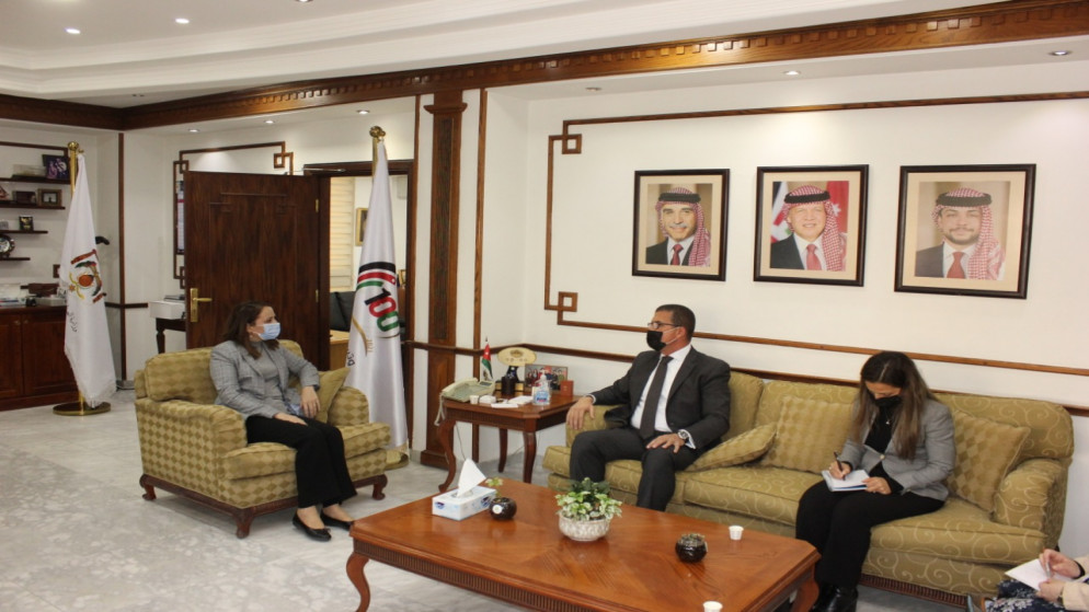 وزيرة الصناعة والتجارة مها علي "يمين" والسفير المصري في الأردن شريف كامل "وسط". (وزارة الصناعة)