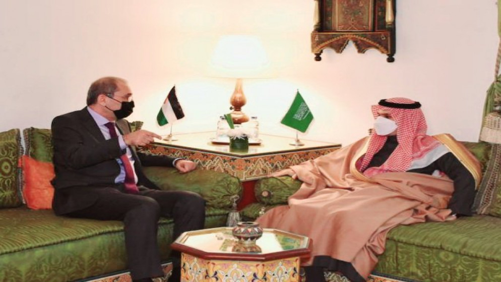 نائب رئيس الوزراء ووزير الخارجية وشؤون المغتربين أيمن الصفدي مع وزير الخارجية السعودي الأمير فيصل بن فرحان في القاهرة. (وزارة الخارجية)