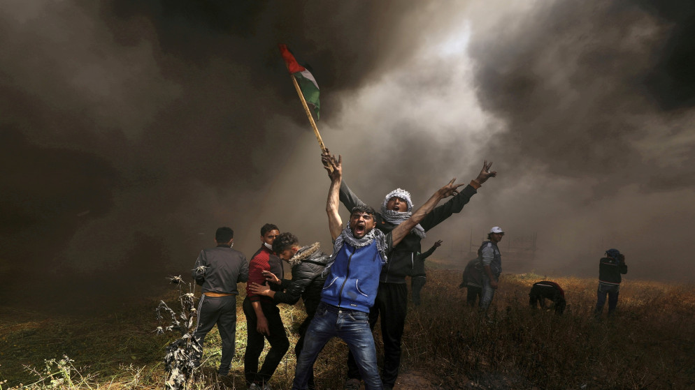 متظاهرون فلسطينيون عند حدود القطاع المحاصر شرقي مدينة غزة، 6 نيسان/أبريل 2018. (رويترز)