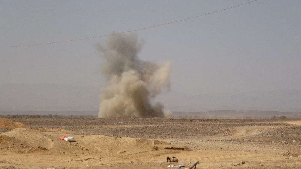 تصاعد الدخان خلال قتال يخوضه الحوثيون للسيطرة على مأرب ضد قوات الحكومة اليمنية. (أ ف ب)