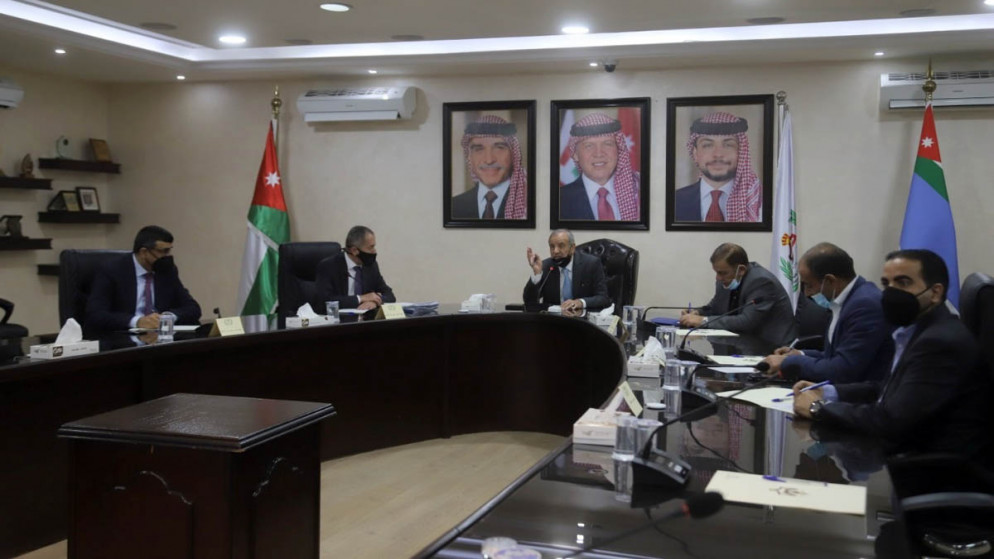 اجتماع عقده توفيق كريشان، في مبنى وزارة الداخلية ، مع المحافظين عبر تقنية الاتصال المرئي والمسموع " عن بُعد"