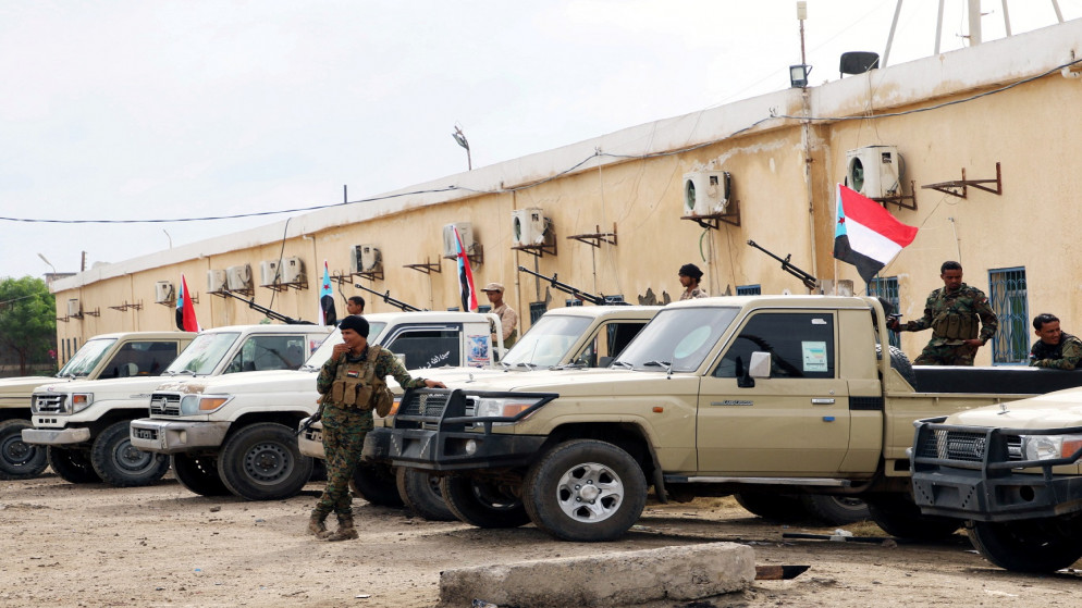 قوات الأمن الموالية للمجلس الانتقالي الجنوبي الانفصالي تقف بجانب مركبات أثناء انتشارها في مدينة عدن الساحلية الجنوبية.(رويترز)