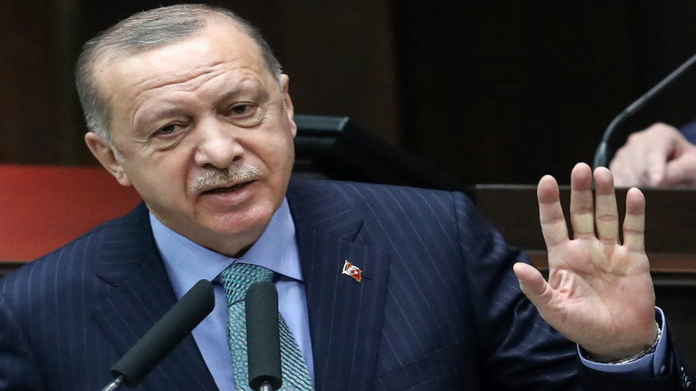 الرئيس التركي رجب طيب أردوغان يلقي كلمة خلال اجتماع لأعضاء حزب العدالة والتنمية في الجمعية الوطنية التركية الكبرى في أنقرة . 24 فبراير/شباط 2021. (أ ف ب)