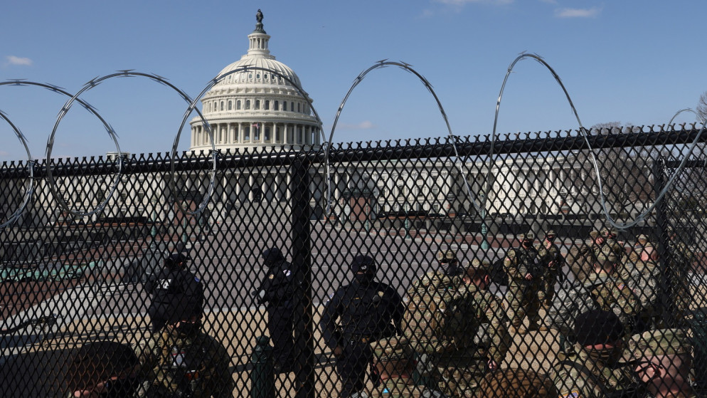 جنود الحرس الوطني يقومون بدوريات في المجمع حول مبنى الكابيتول بعد أن حذرت الشرطة من أن جماعة مسلحة قد تحاول مهاجمة الكونغرس، 4/3/2021. (رويترز / جوناثان إرنست)