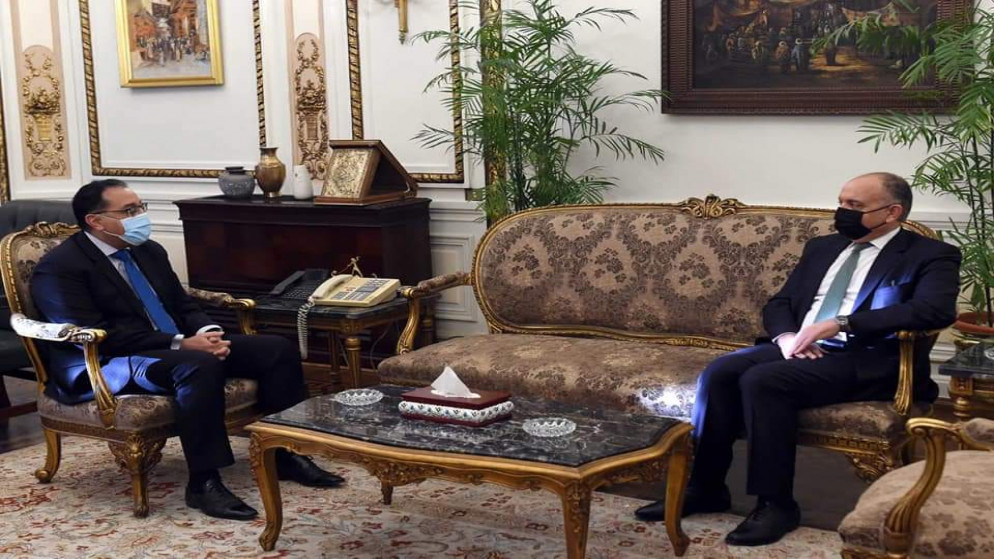 رئيس مجلس الوزراء المصري مصطفى مدبولي "يسار"، سفير الأردن في مصر أمجد العضايلة "يمين". (السفارة الأردنية في مصر)