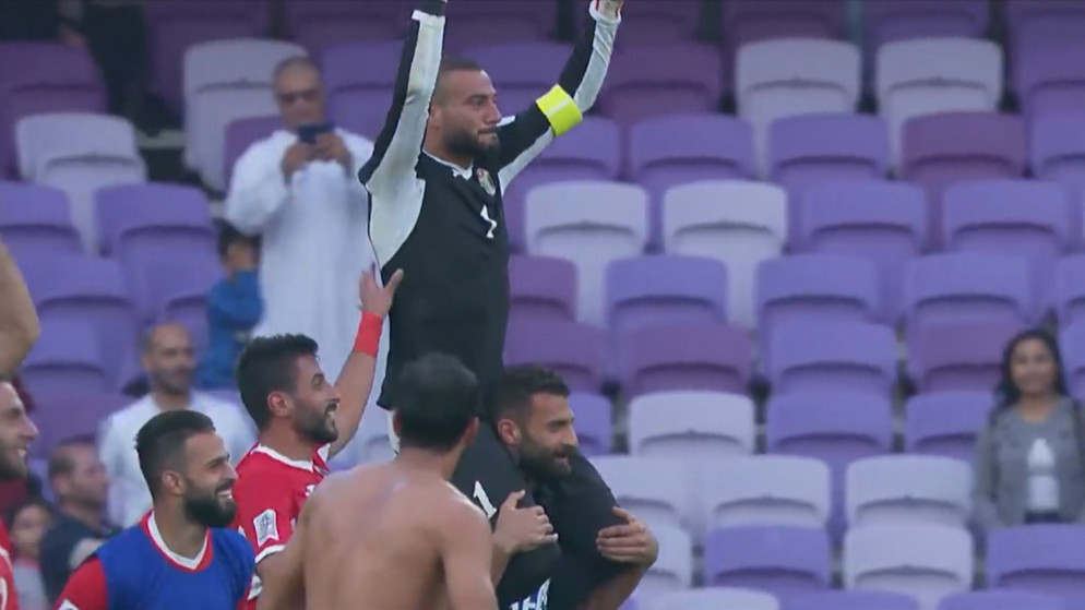 لاعب المنتخب الوطني يزن العرب يحمل الحارس عامر شفيع بعد الفوز على أستراليا في كأس آسيا لكرة القدم. (المملكة)
