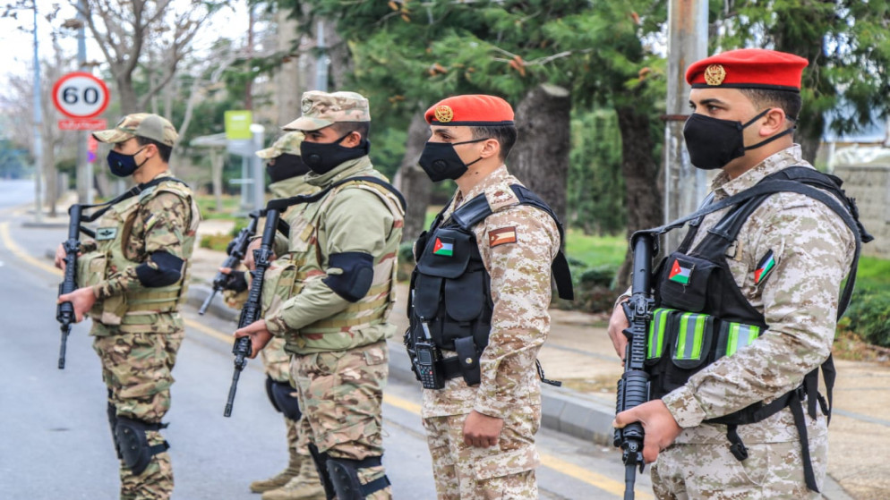 تهدف عملية انتشار القوات المسلحة الأردنية إلى ضمان تقّيد المواطنين بتطبيق شروط السلامة العامة والمتعلقة بأزمة فيروس كورونا. (القوات المسلحة)