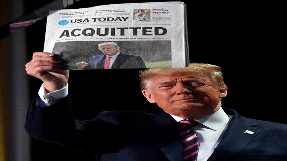الرئيس الأميركي دونالد ترامب، يرفع صحيفة تحمل عنوان "مُبرأ" في واشنطن العاصمة، 6 شباط/ فبراير 2020. (أ ف ب)