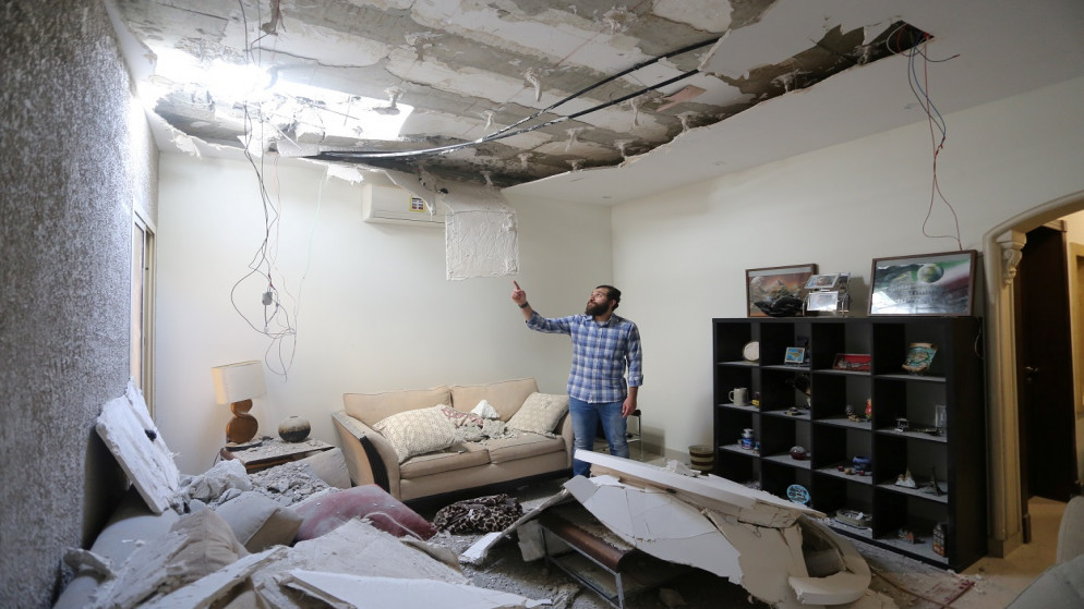 منزل تضرر بصاروخ تم اعتراضه في أعقاب ما وصفه التحالف بقيادة السعودية بأنه هجوم صاروخي محبط للحوثيين، الرياض ، السعودية ، 28 شباط/ فبراير 2021. (رويترز)