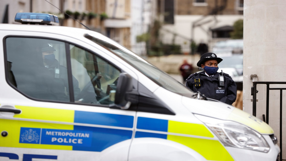 ضابط شرطة يقف بالقرب من مستشفى الملك إدوارد السابع، لندن، المملكة المتحدة، 5 مارس 2021. (رويترز)