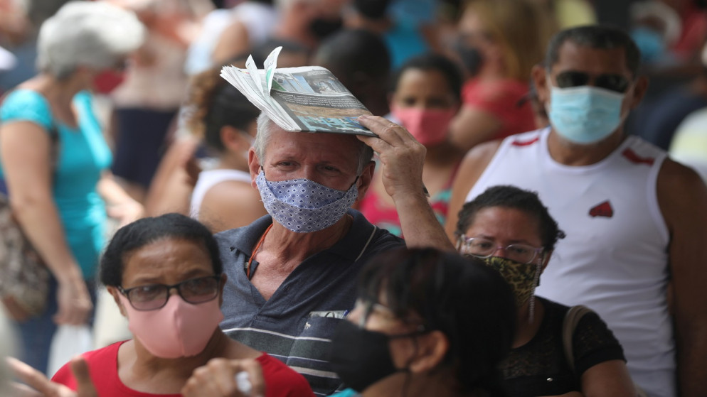 يصطف الناس لتلقي الجرعة الأولى من لقاح كورونا، في دوكي دي كاكسياس، ولاية ريو دي جانيرو، البرازيل، 5 اذار/ مارس 2021. (رويترز)