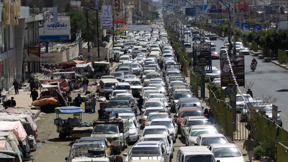 سائقون يصطفون لملء سياراتهم في محطة بنزين في العاصمة اليمنية صنعاء التي يسيطر عليها الحوثيون .24 فبراير 2021 ، وسط نقص في الوقود. (محمد حويس /أ ف ب)