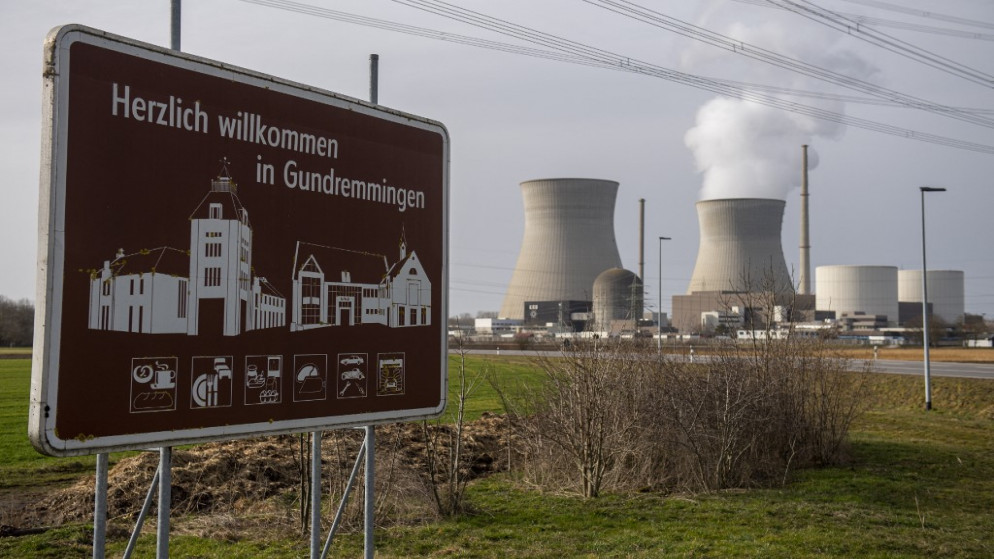 لافتة أمام محطة للطاقة النووية جنوبي ألمانيا. (أ ف ب)