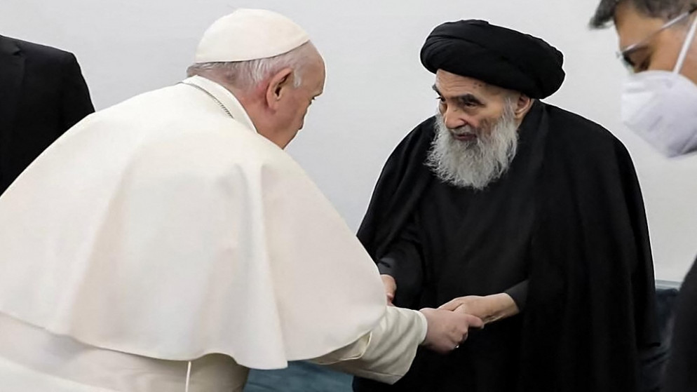 البابا فرنسيس مع المرجع الشيعي علي السيستاني في النجف في العراق. (أ ف ب)