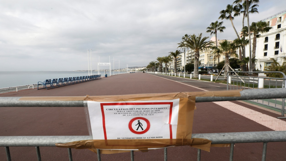 لافتة كتب عليها "ممنوع مرور المشاة" في متنزه مغلق خلال عطلة نهاية الأسبوع المحلية الثانية التي تم فرضها لإبطاء معدل انتشار الفيروس، فرنسا، 6 اذار/ مارس 2021. (رويترز)