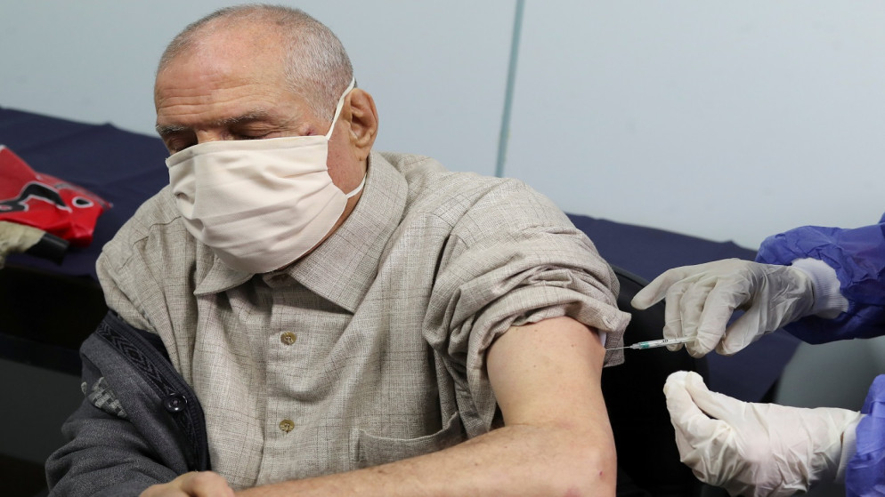 رجل يتلقى جرعة لقاح، ضد الفيروس، القاهرة، مصر، 4 آذار/ مارس 2021. (رويترز)
