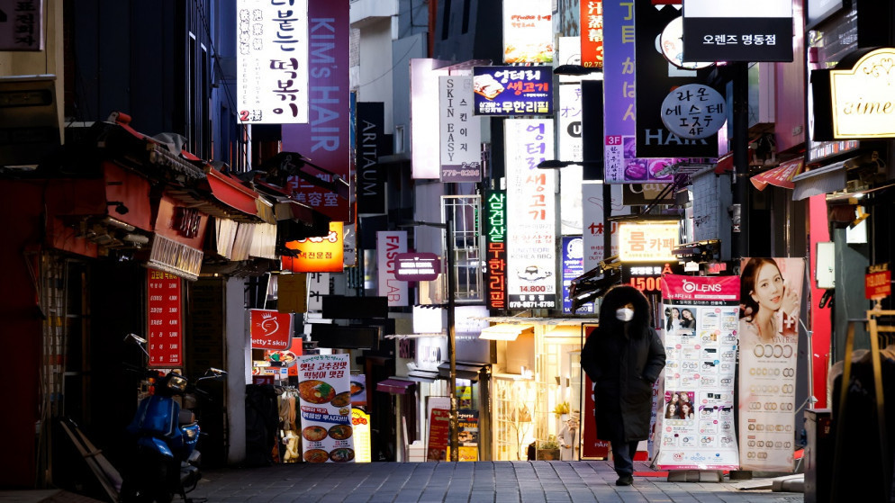 صورة لشارع تسوق مزدحم في السابق متأثر بقواعد التباعد الاجتماعي المشددة وسط جائحة كورونا في سول، كوريا الجنوبية، 08/12/2020. (رويترز)