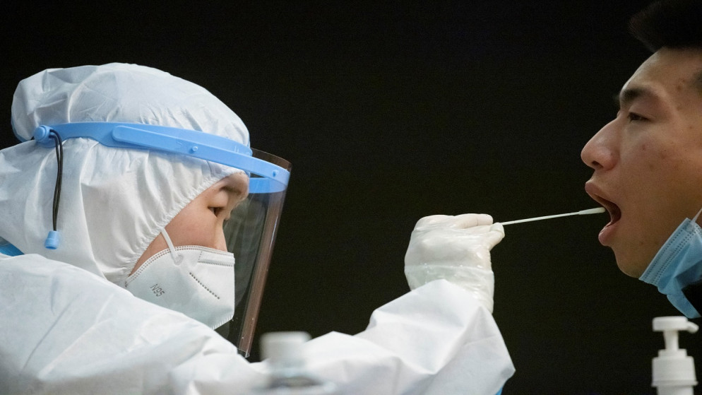 شخص يخضع لاختبار الحمض النووي في بكين، الصين، 7 اذار/ مارس 2021. (رويترز)
