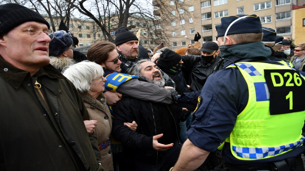 الشرطة السويدية تفرق مظاهرة لمعارضين لقيود فيروس كورونا احتجاجًا على حظر التجمعات الكبيرة، ستوكهولم، السويد، 6 آذار/ مارس 2021.  (رويترز)