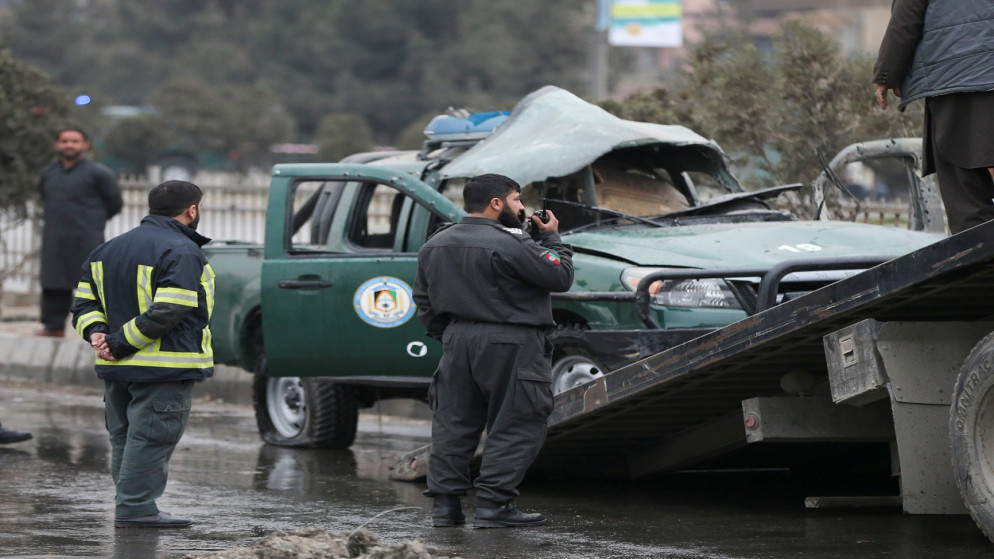 رجال الشرطة الأفغانية يتفقدون موقع انفجار قنبلة في كابول، أفغانستان، 21 فبراير 2021. (رويترز)