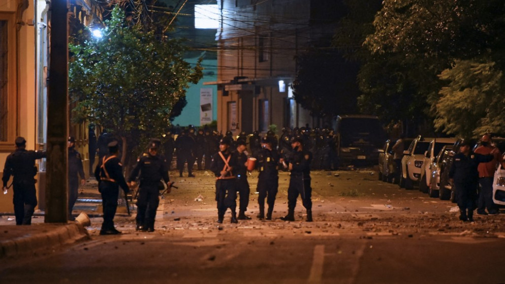 انتشر رجال الشرطة خلال اشتباكات مع المتظاهرين إثر احتجاج على الفساد ونقص في النظام الصحي، للمطالبة باستقالة رئيس باراغواي، أسونسيون، 5 آذار/ مارس 2021. (رويترز)