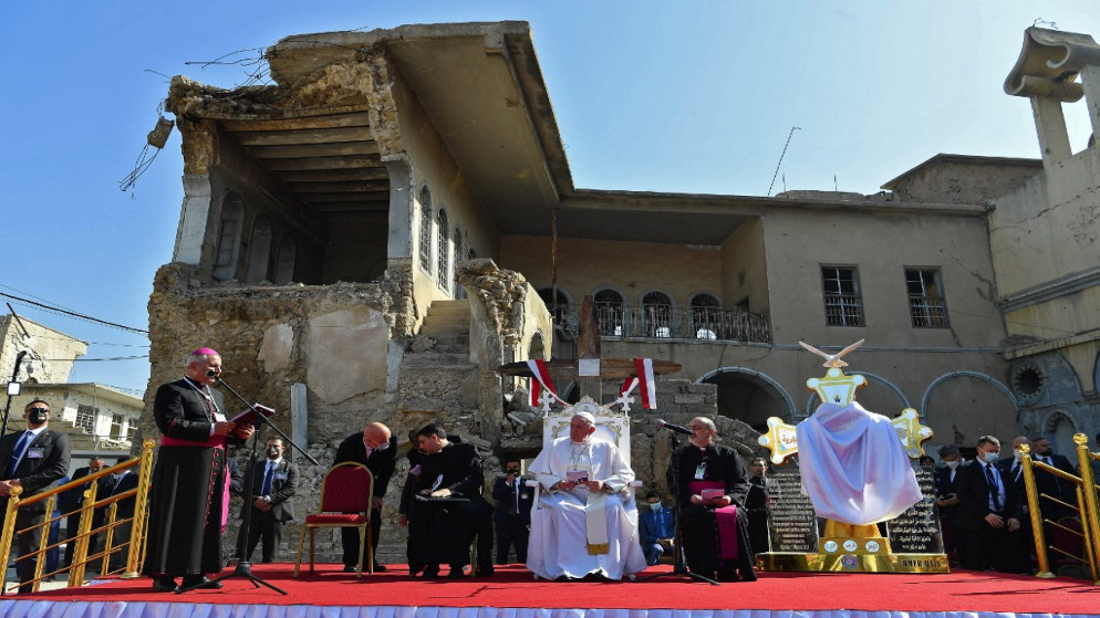 البابا فرنسيس في مدينة الموصل التي دمرها تنظيم "داعش" الإرهابي. (أ ف ب)