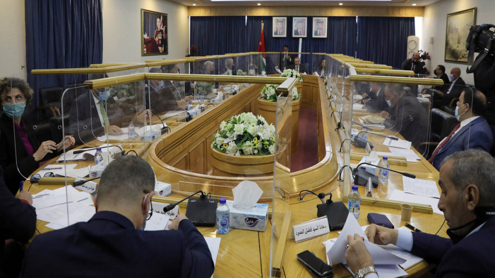 اجتماع اللجنة القانونية في مجلس الأعيان بحضور عدد من المسؤولين. (بترا)