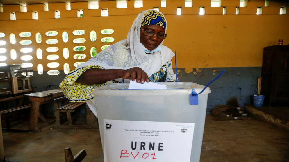 امرأة تدلي بصوتها في مركز اقتراع في أبيدجان، ساحل العاج، 6 آذار/ مارس 2021. (رويترز)