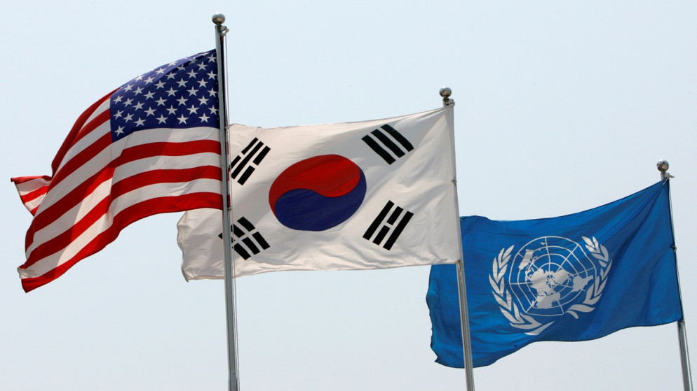أعلام الولايات المتحدة وكوريا الجنوبية والأمم المتحدة (من اليسار إلى اليمين)، ترفرف في المتحف التذكاري للحرب الكورية في سول، 26 أيار/ مايو 2009. (رويترز )