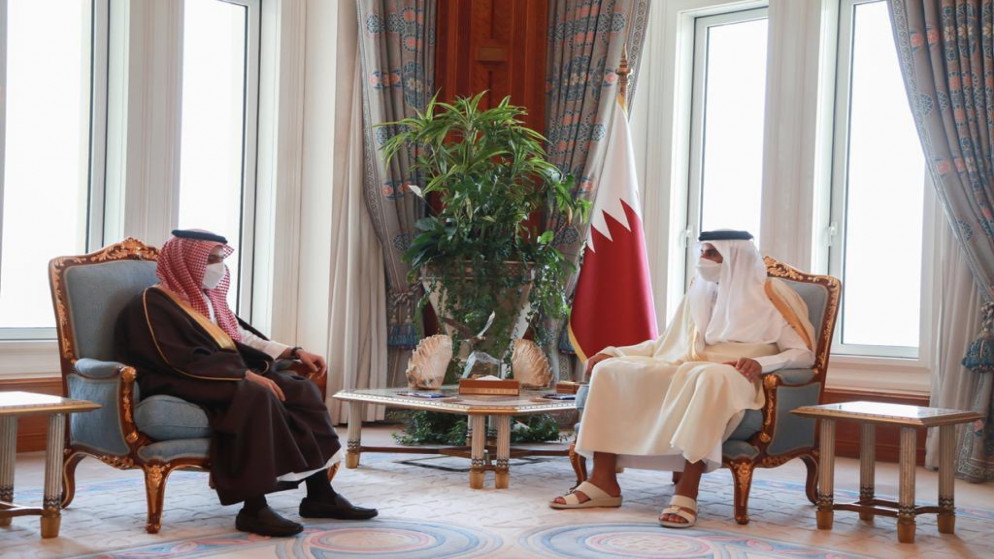 لقاء أمير قطر الشيخ تميم بن حمد آل ثاني مع وزير الخارجية السعودي فيصل بن فرحان. (وزارة الخارجية السعودية)